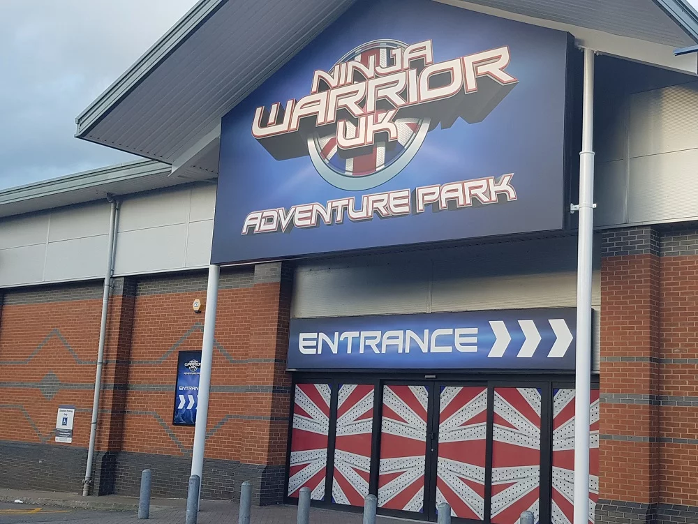 Summit riscaldatore nel riscaldamento del palazzetto dello sport Ninja Warrior Gloucester